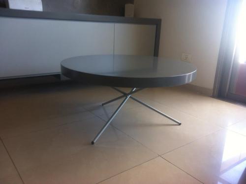 שולחן עגול לסלון עם רגל ברזל מעוצבת